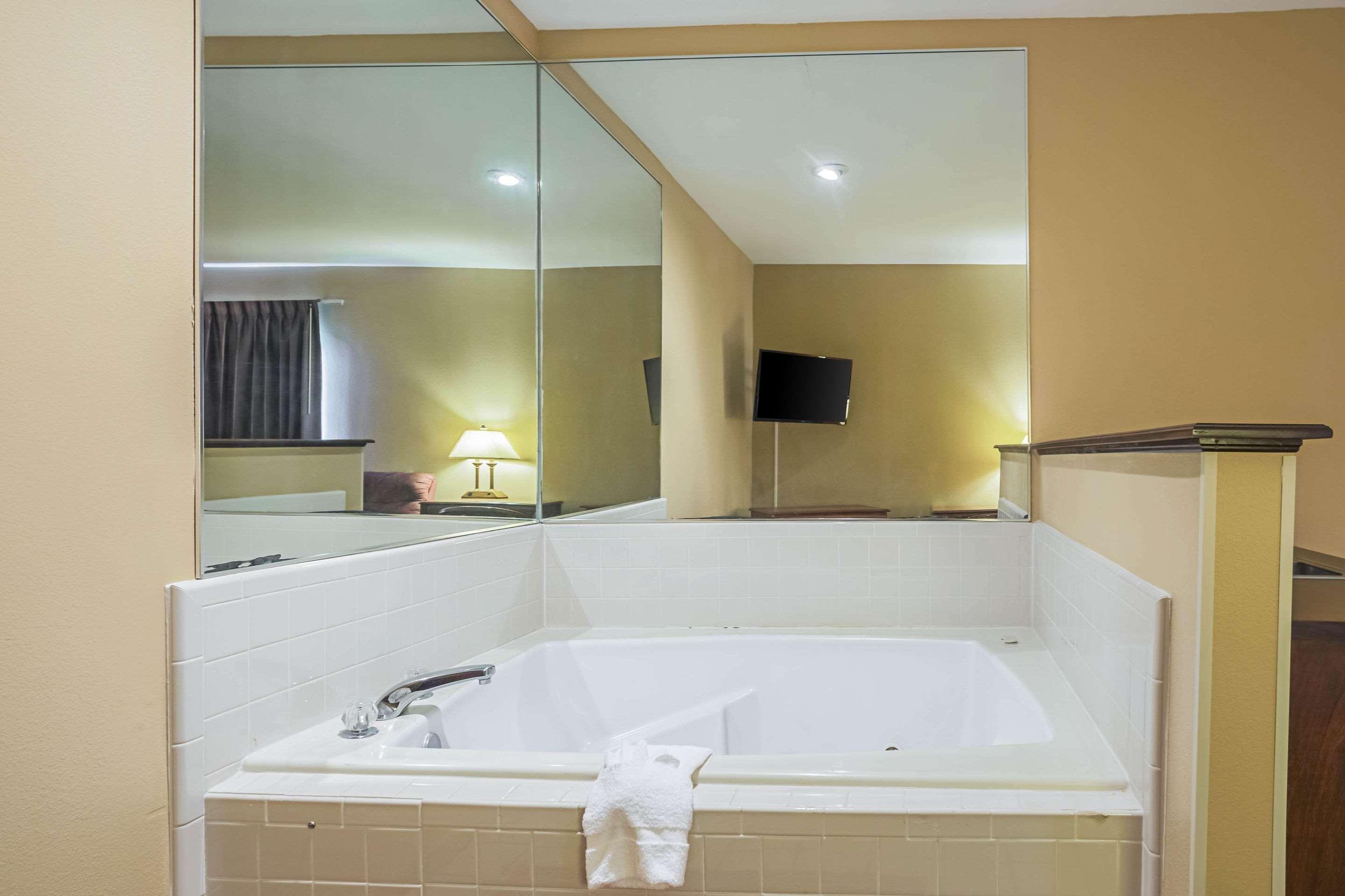 Econo Lodge Inn & Suites Ripley Exteriör bild